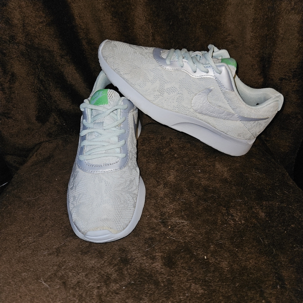 Size 7 - Nike Tanjun Glacier Blue W